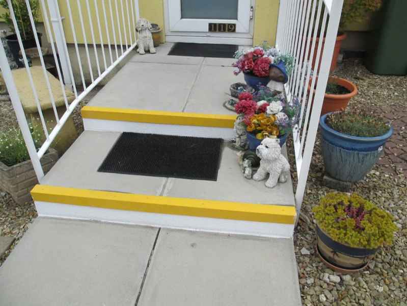 Angie B - Stair Riser Plate white and Fine Grit Anti Slip Stair Nosing Yellow 