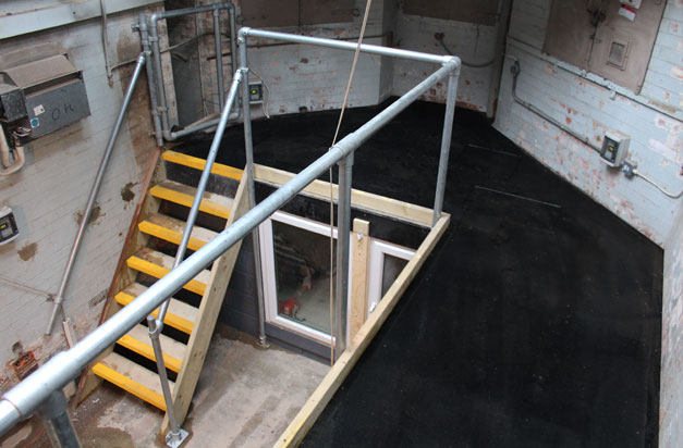 Anti-slip floor sheets for slippery wet platforms at the Zoo reptile house.