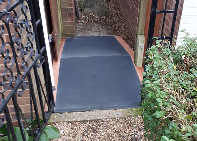 Traction for custom ramps, bridges of a high threshold and wheelchair access ramps.